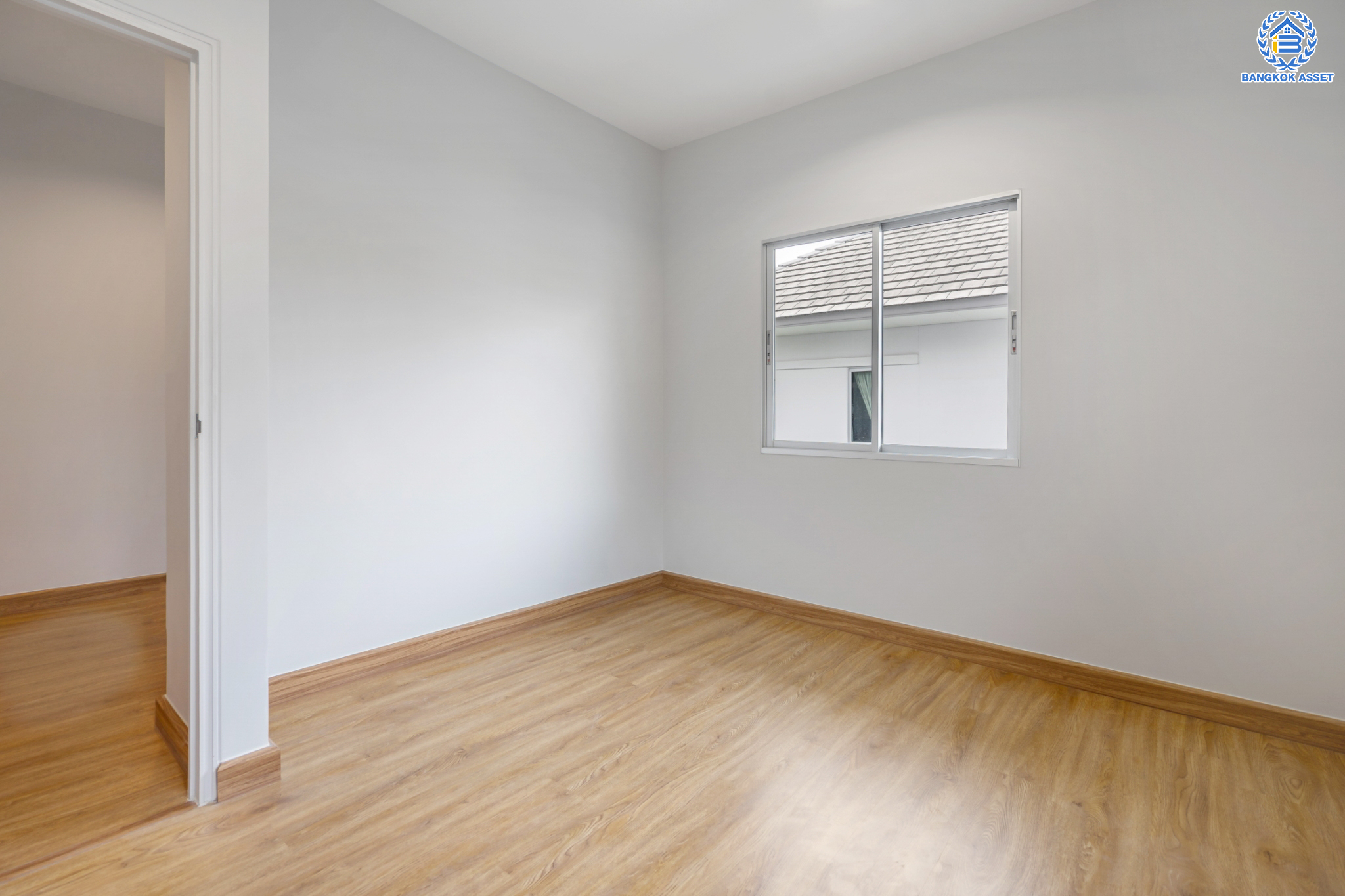 บ้านมือสองตกแต่งใหม่ ม.วิลล่าการ์เด้น3 บางกรวย-ไทรน้อย เนื้อที่ 52.6 ตร.ว. ฟังก์ชัน 3 ห้องนอน  3 ห้องน้ำ 1 ห้องอเนกประสงค์ จอดรถได้ 2 คัน บรรยากาศเป็นส่วนตัว บนทำเลศักยภาพ ใกล้เซ็นทรัลเวสต์เกต เชื่อมต่อหลายเส้นทาง ถ.รัตนาธิเบศร์, ถ.กาญจนาภิเษก และราชพฤกษ์ และรถไฟฟ้า "สถานีบางพลู"